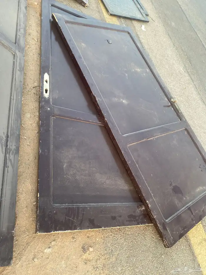 باب الخشب عدد 7 نظيف قديمه 1