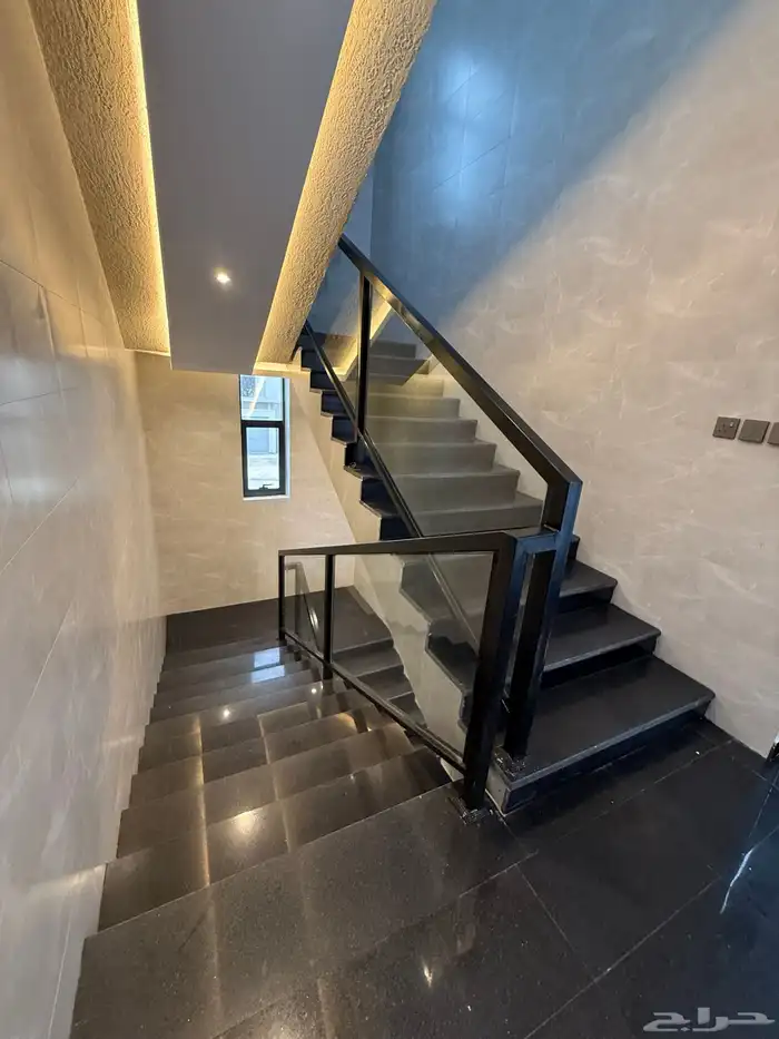 للبيع شقه ارضيه بحوش وشقه علويه بسطح حي الزهور المحاله ابها 24