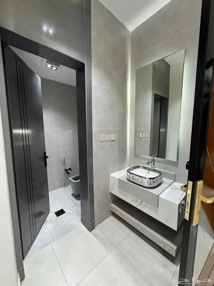 للبيع مقابل كوبري مطار أبها دور تمليك علوي على شارعين 2