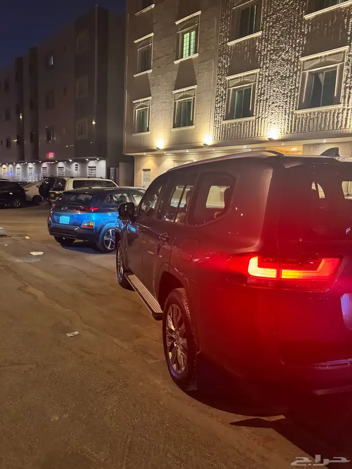 لاند كروزر 2025 رمادي تنفس طبيعي 3