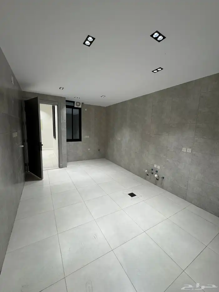 للبيع مقابل كوبري مطار أبها دور تمليك علوي على شارعين 7