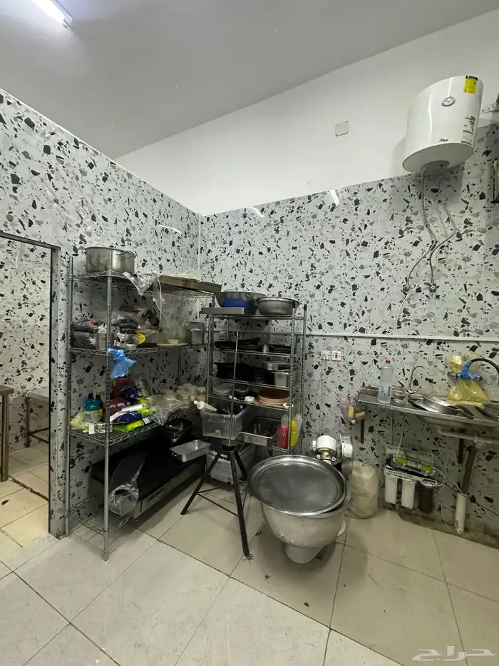 يوجد مطعم معجنات وشورما 10