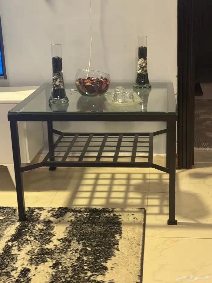 طاولة من ايكيا 0