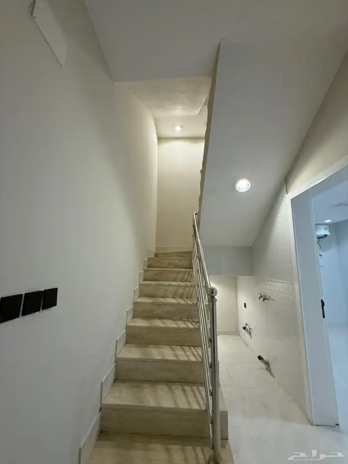 للبيع شقه علويه بدرج داخلي لسطح ابها حطين مقابل كبري المطار 19