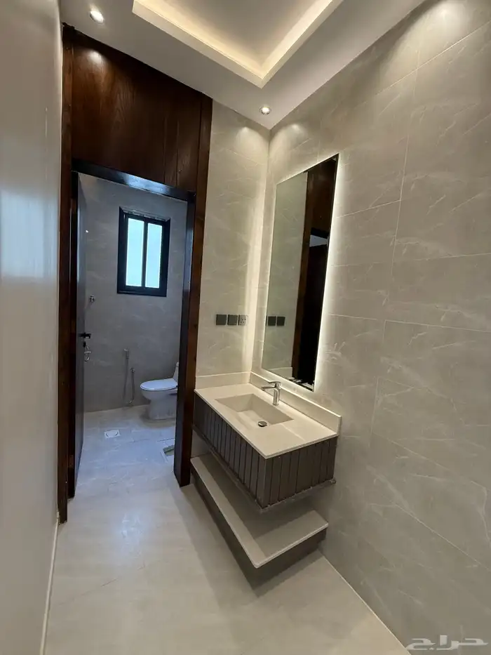 للبيع شقه ارضيه بحوش وشقه علويه بسطح حي الزهور المحاله ابها 30