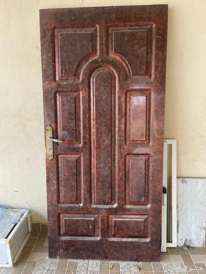 للبيع الباب سليم مفي اي كسر الباب الاحمر والاسواد 1