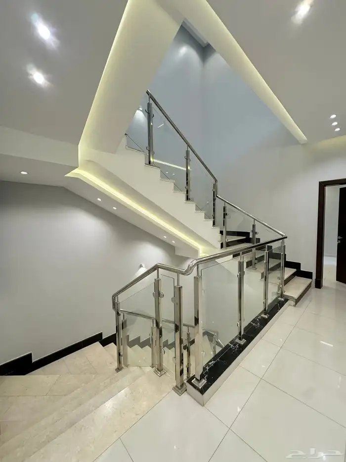 للبيع فلة مع مشب تصميم حديث موقع مميز 19