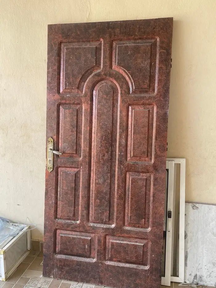للبيع الباب سليم مفي اي كسر الباب الاحمر والاسواد 3