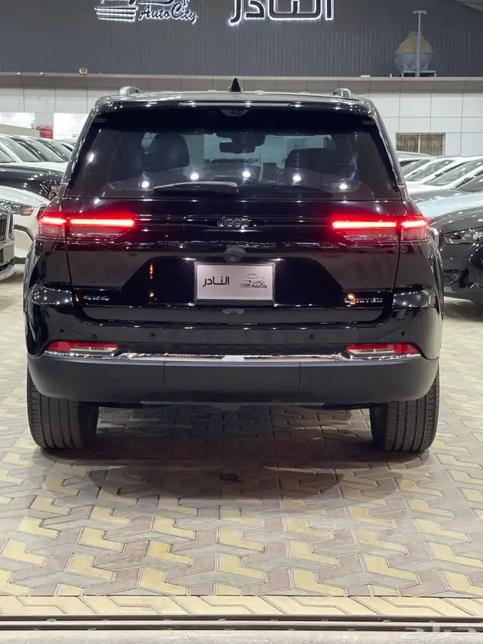 جراند شروكي ليمتد بلس V6 اسود 2024 5