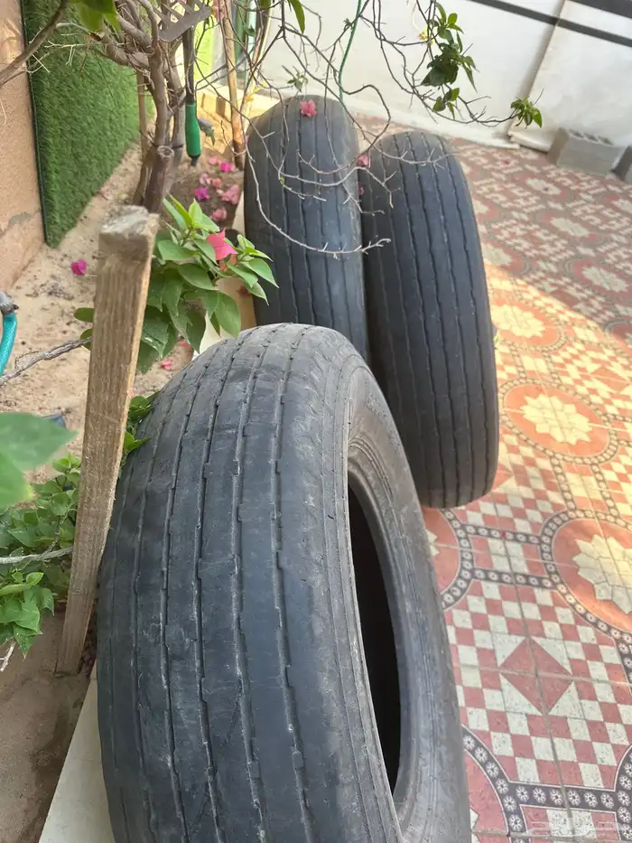 ثلاث كفرات باللون أبو جمال نص عمر 0