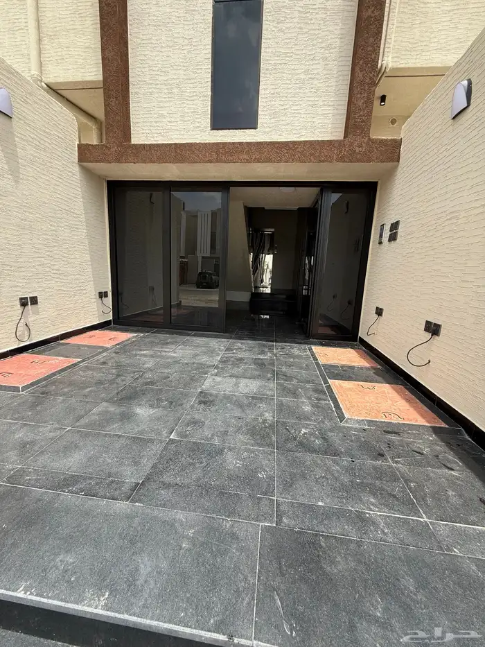 للبيع شقه ارضيه بحوش وشقه علويه بسطح حي الزهور المحاله ابها 21