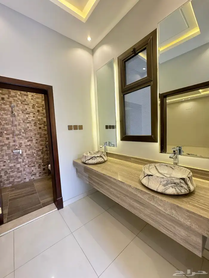 للبيع فلة مع مشب تصميم حديث موقع مميز 8