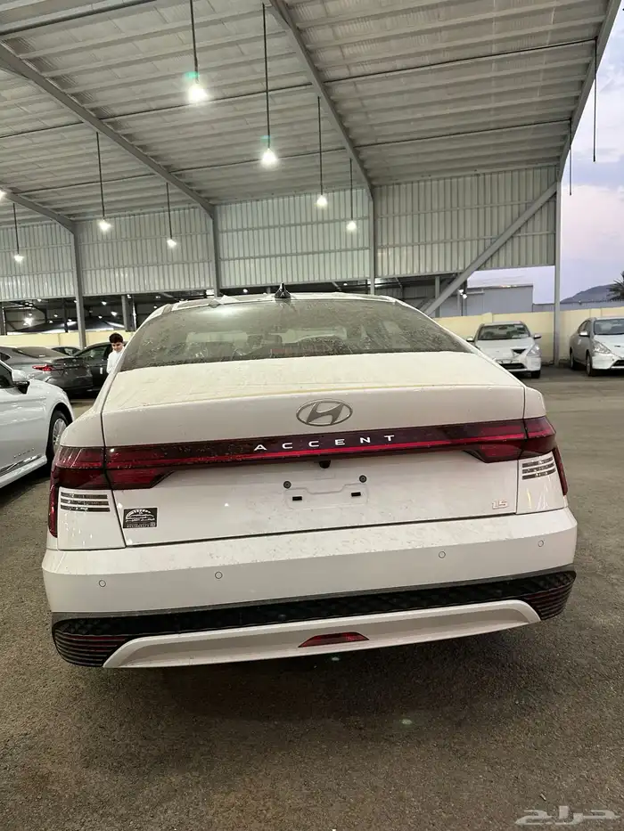 هيونداي اكسنت استاندر ابيض سقف اسود موديل 2026 3