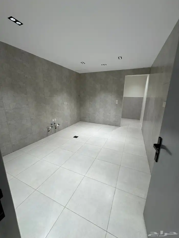 للبيع مقابل كوبري مطار أبها دور تمليك علوي على شارعين 10