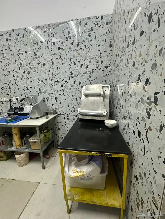 يوجد مطعم معجنات وشورما 7