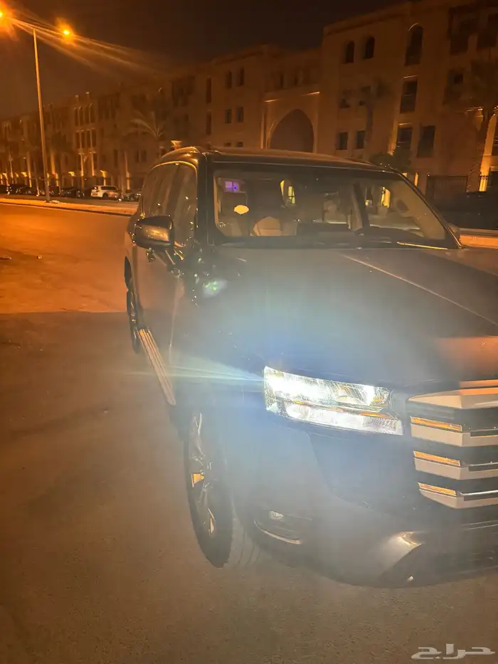 لاند كروزر 2025 رمادي تنفس طبيعي 1