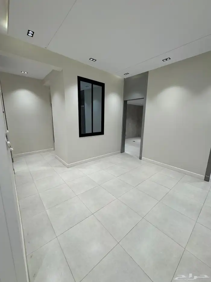 للبيع مقابل كوبري مطار أبها دور تمليك علوي على شارعين 11