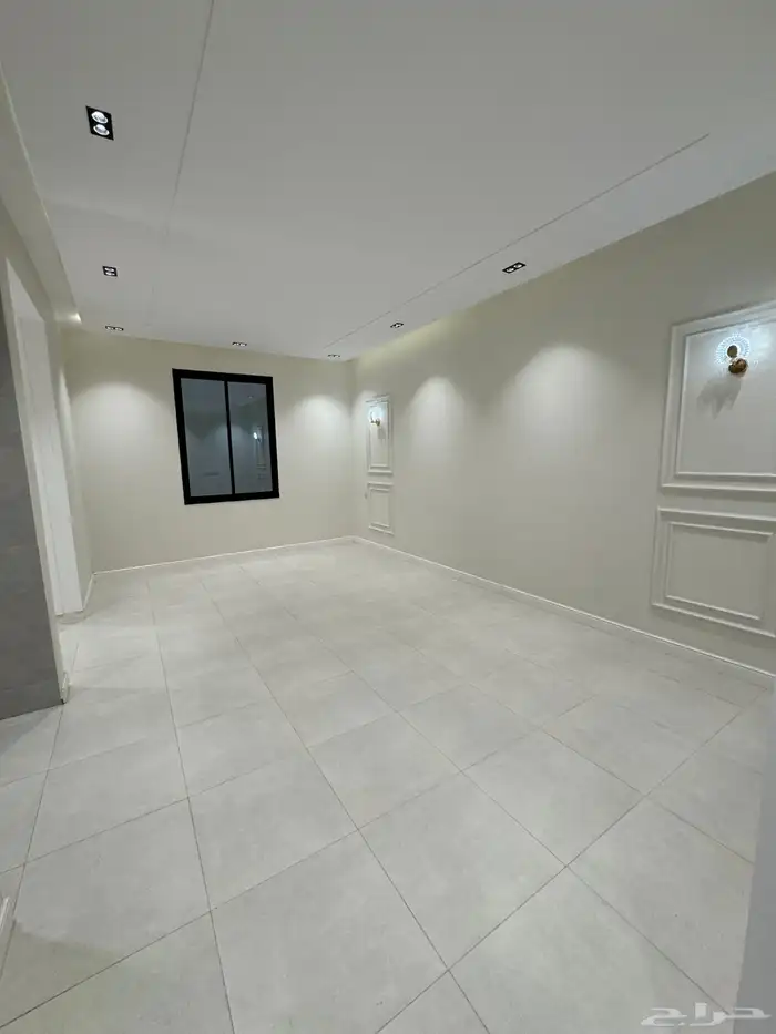 للبيع مقابل كوبري مطار أبها دور تمليك علوي على شارعين 15