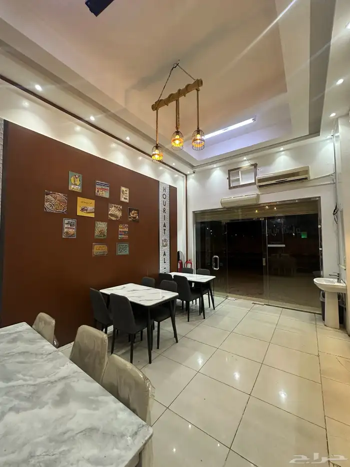 يوجد مطعم معجنات وشورما 2