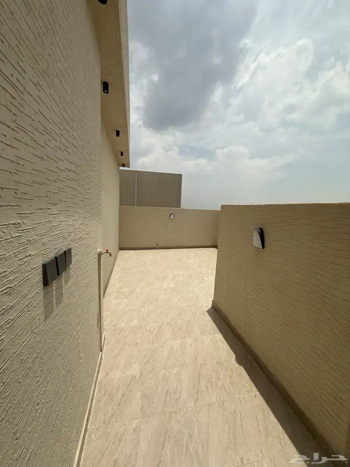 للبيع شقه ارضيه بحوش وشقه علويه بسطح حي الزهور المحاله ابها 33