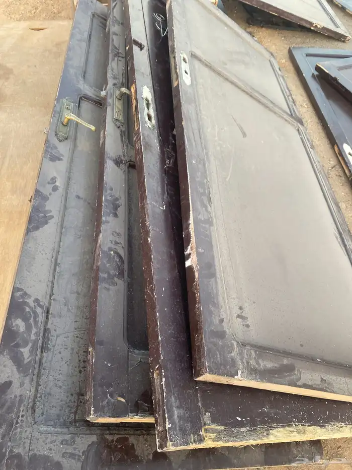 باب الخشب عدد 7 نظيف قديمه 0