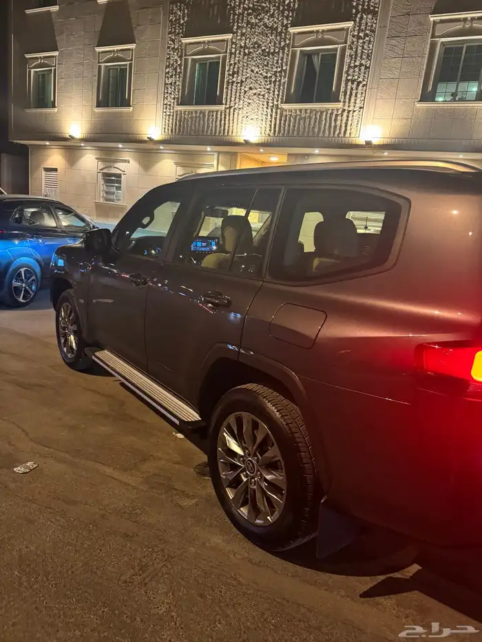 لاند كروزر 2025 رمادي تنفس طبيعي 4