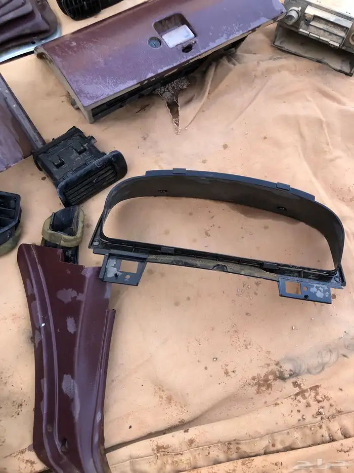 للبيع ديكورات وقطع غيار ددسن 94 3