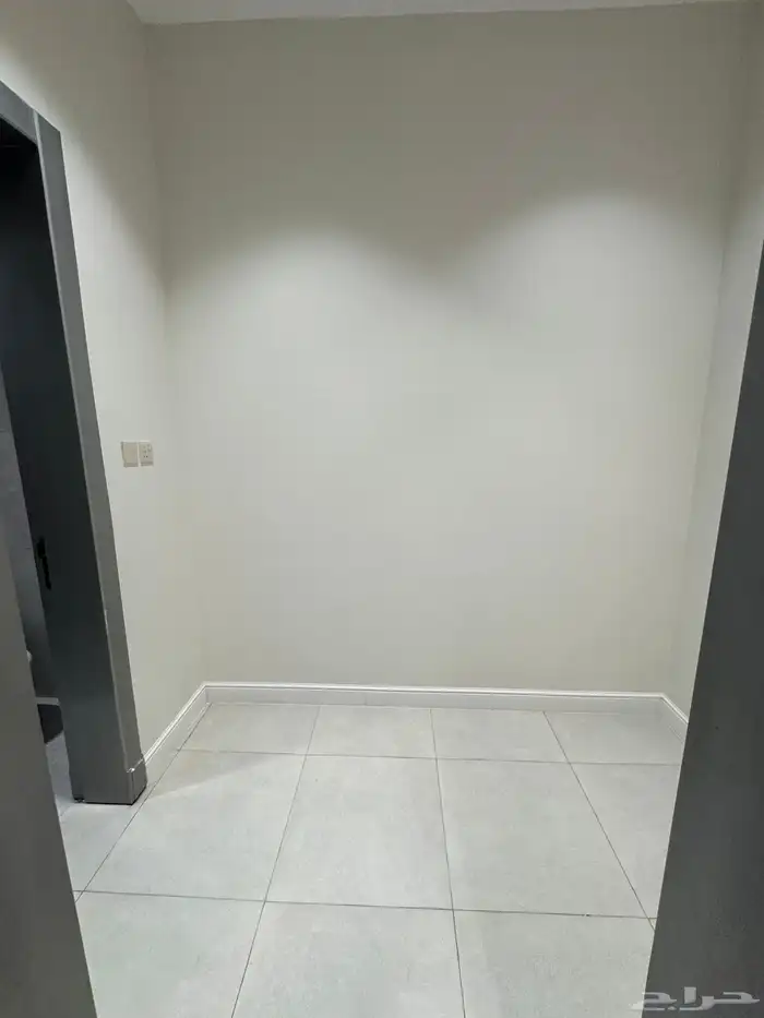 للبيع مقابل كوبري مطار أبها دور تمليك علوي على شارعين 8