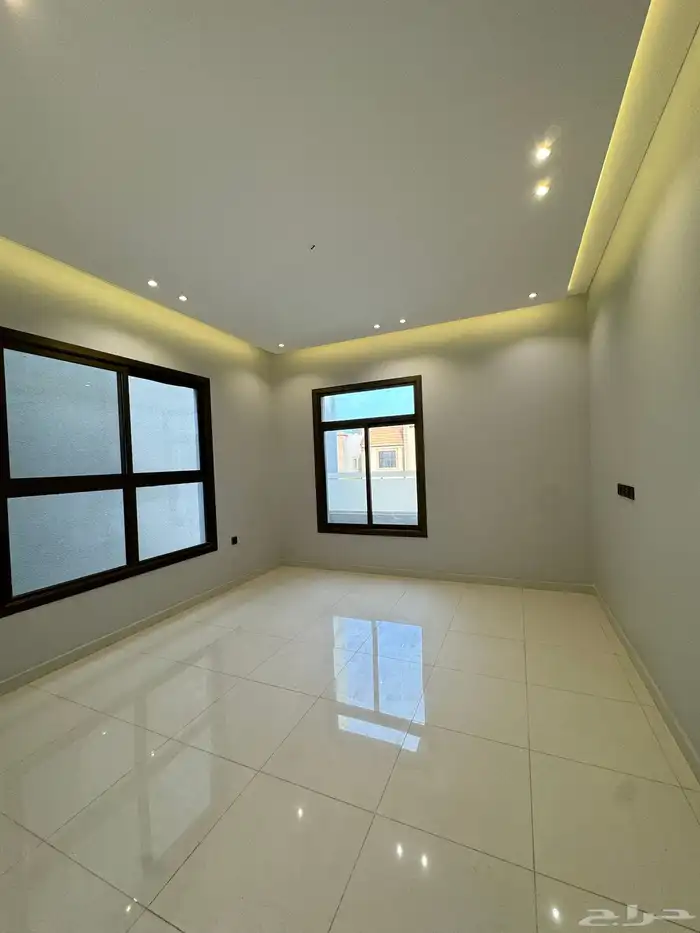 للبيع فلة مع مشب تصميم حديث موقع مميز 11