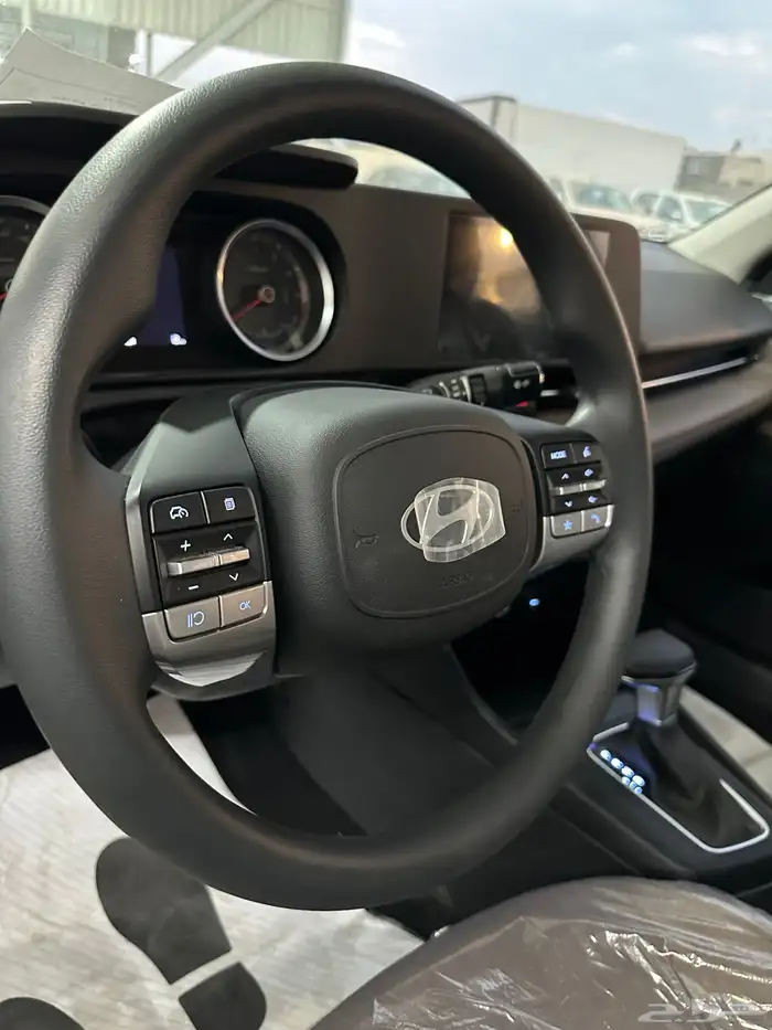 هيونداي اكسنت استاندر ابيض سقف اسود موديل 2026 11