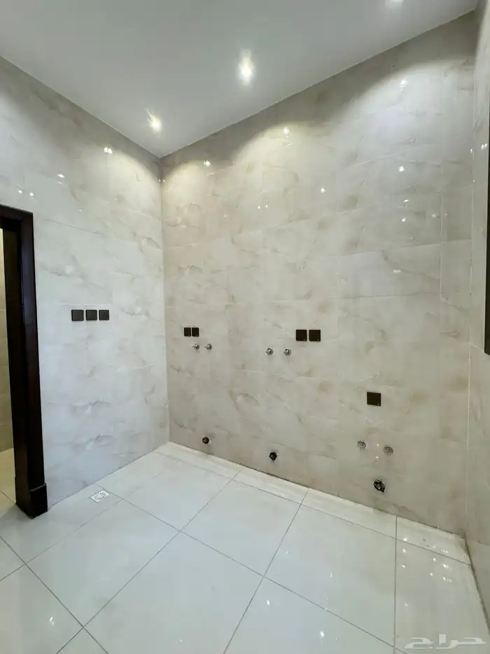 للبيع فلة مع مشب تصميم حديث موقع مميز 25