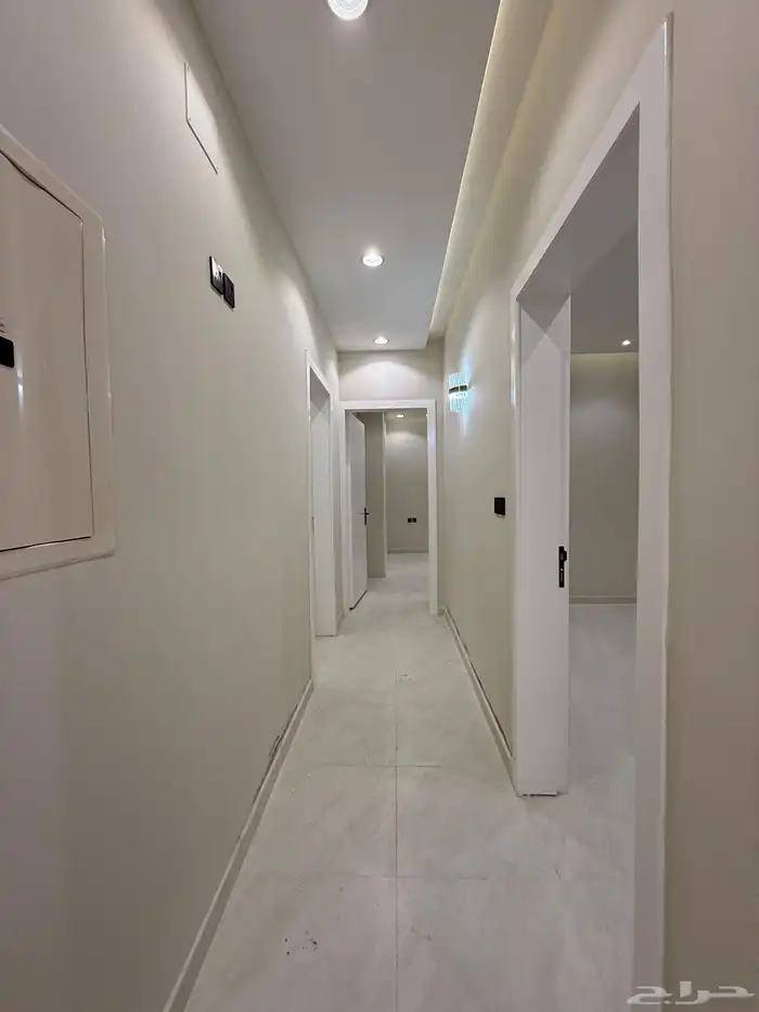 للبيع شقه علويه بدرج داخلي لسطح ابها حطين مقابل كبري المطار 14