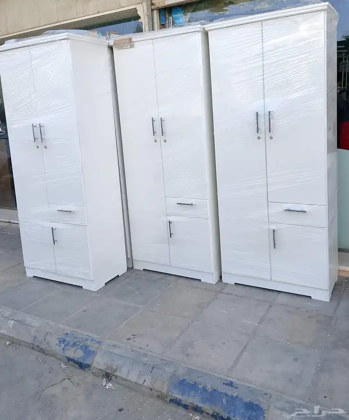 متوفرة دولاب وطني جديده ثلاثة وبابين خشب مضغوط وقوي جدا  بسع 2