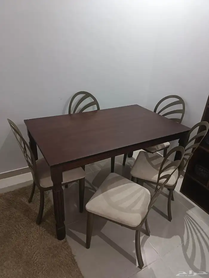 طاولة طعام خشب ماليزي مع كراسي حديد متينة وكنب تركي فخم 3