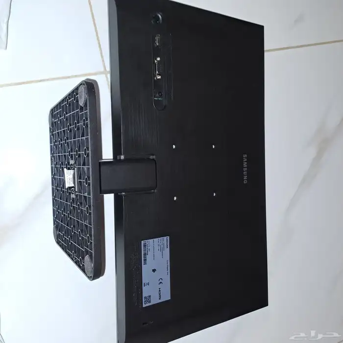 شاشة سامسونج 22 بوصه مدخل USB واحد تجي مع الأسلاك كلها . 2