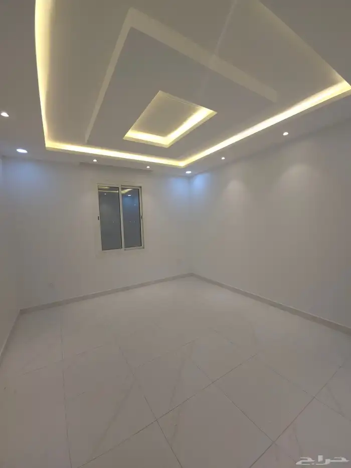 شقه فاخره ومرتبه للأيجار بحي الريان 4غرف و3 حمامات وصاله 9