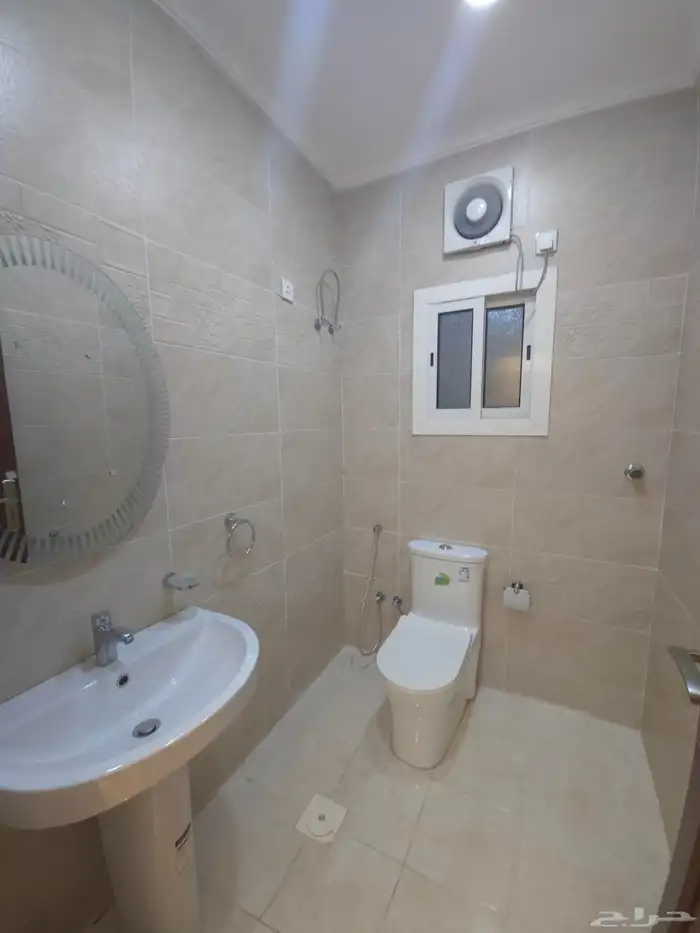 شقه فاخره ومرتبه للأيجار بحي الريان 4غرف و3 حمامات وصاله 6