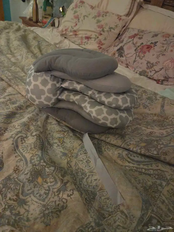 مخدة رضاعة . أطفال رضع. حليب مواليد 1