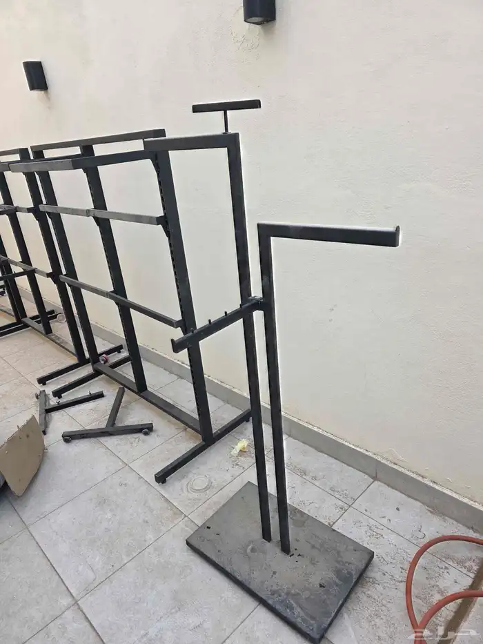 ديكور محل ملابس. علاقات و رفوف 8