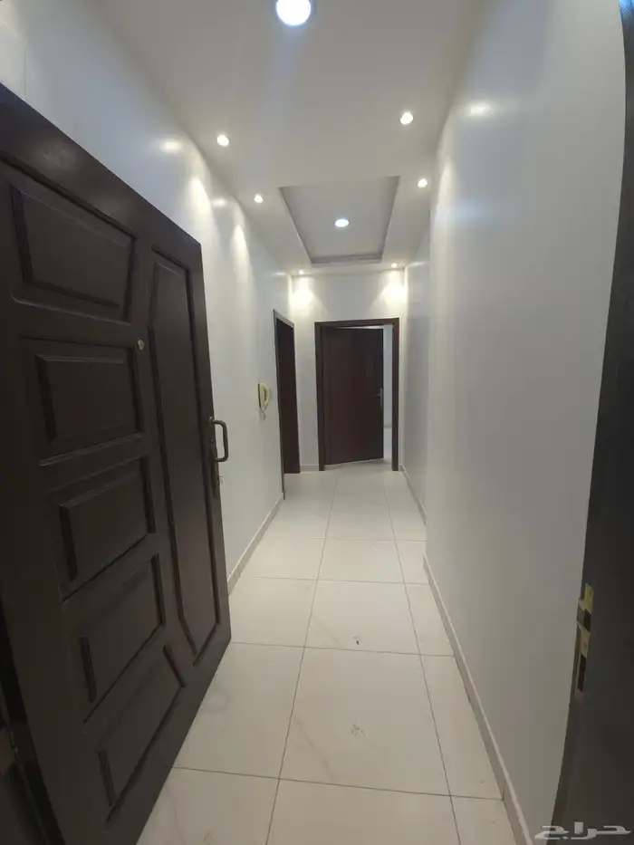 شقه فاخره ومرتبه للأيجار بحي الريان 4غرف و3 حمامات وصاله 5