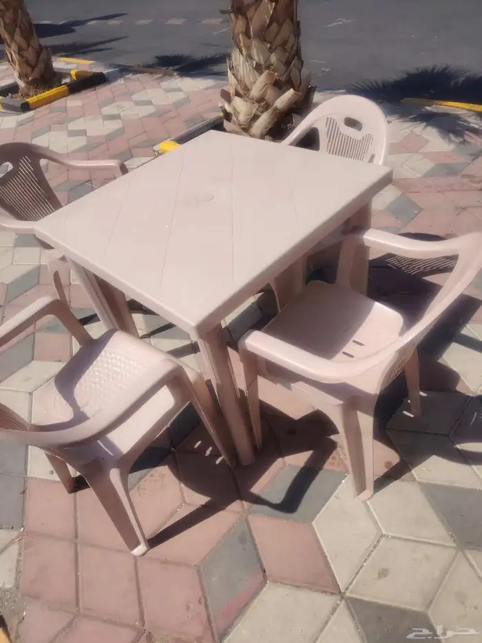 كراسي جلسات شبه جديده يوجد 4 طاولات سعر 4كراسي وطاواه 150 0