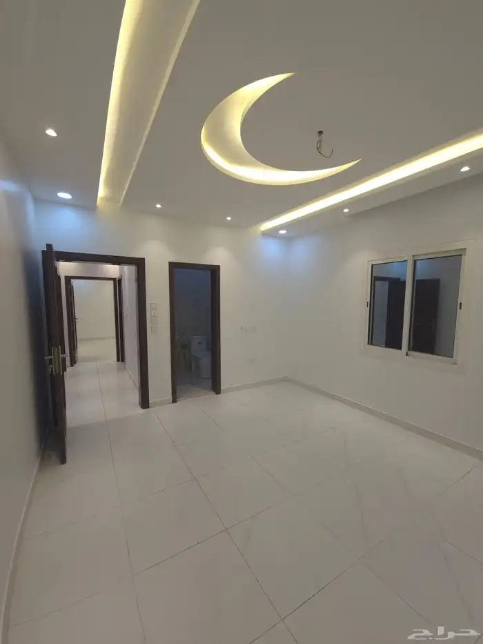 شقه فاخره ومرتبه للأيجار بحي الريان 4غرف و3 حمامات وصاله 1