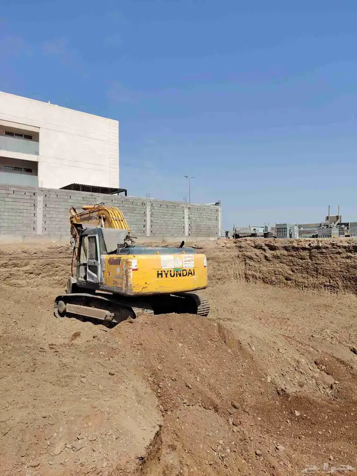 بوكلين للاجار حفر اراضي تكسير جبل ترحيل مخلفات داخل المدينه 0