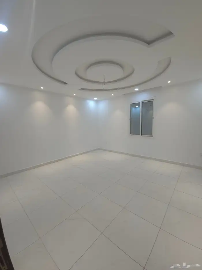 شقه فاخره ومرتبه للأيجار بحي الريان 4غرف و3 حمامات وصاله 3