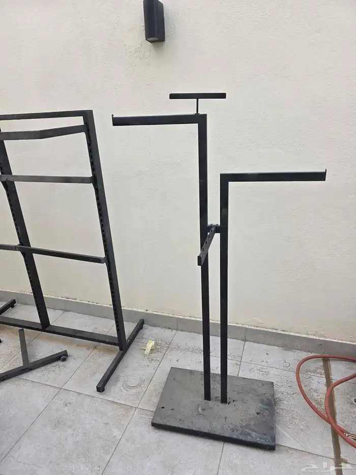 ديكور محل ملابس. علاقات و رفوف 9