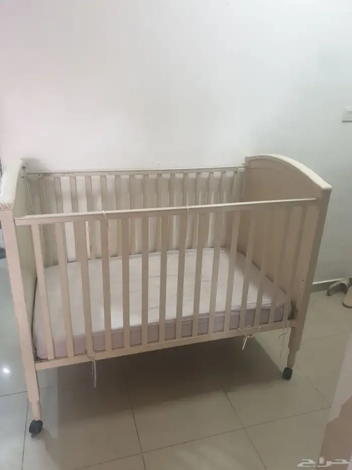 سرير اطفال نظيف مع المرتبه 2