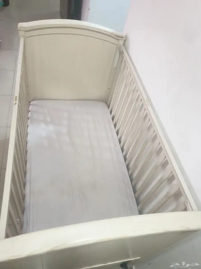 سرير اطفال نظيف مع المرتبه 0