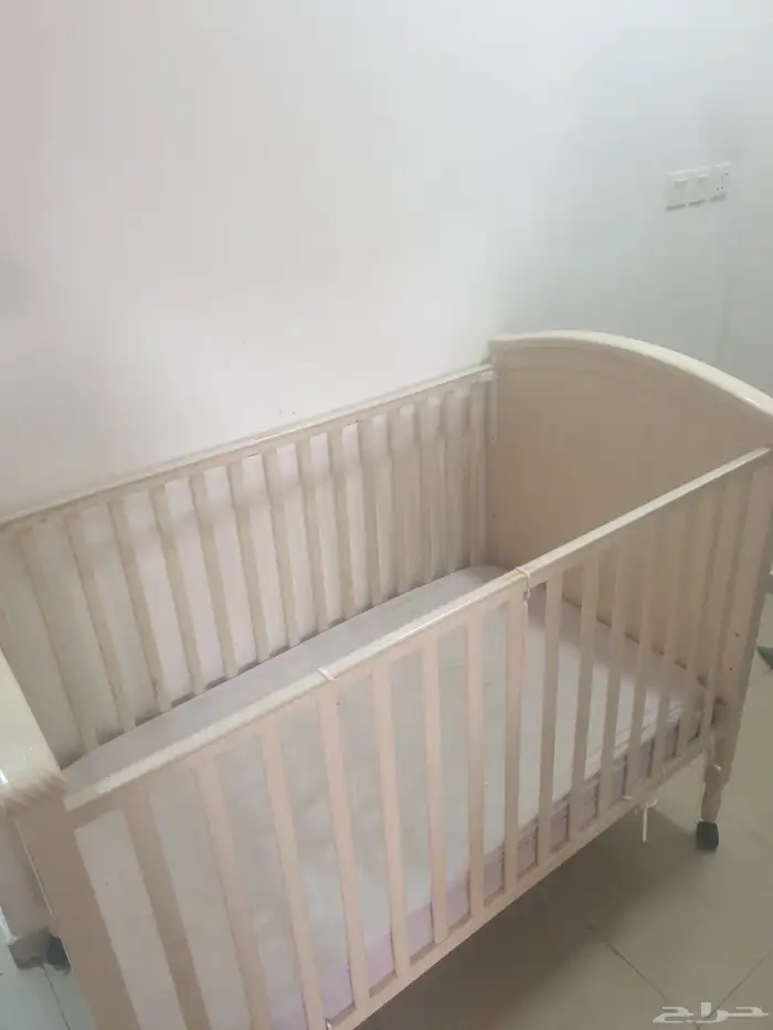 سرير اطفال نظيف مع المرتبه 1