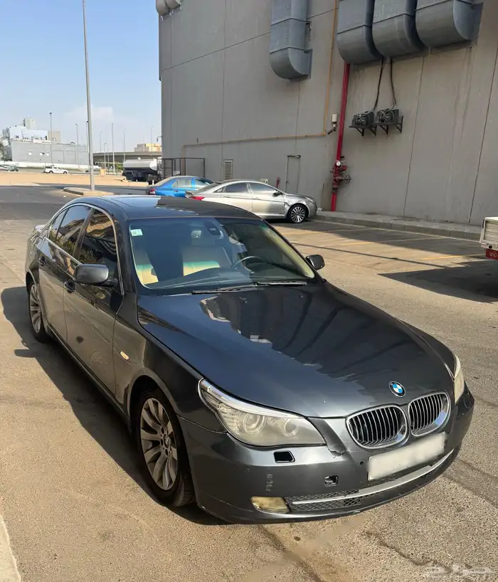 سيارة BMW 523i الفئة الخامسة موديل 2008 1