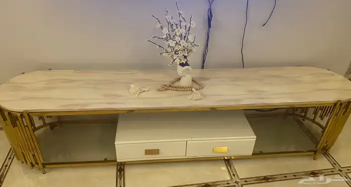 طاوله تلفزيون طولها مترين شبه جديده 0